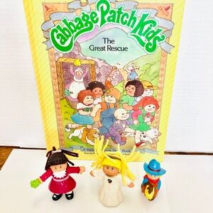 Cabbage Patch Kids 1984 Great Rescue Book & 3 Vintage Mini Figures Read